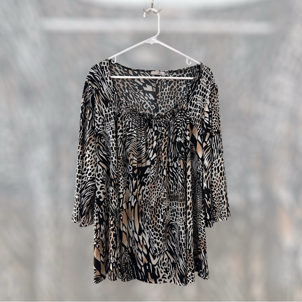 FAVE Women's Polyester Animal Print Top  28 length 25 pits size tag missing